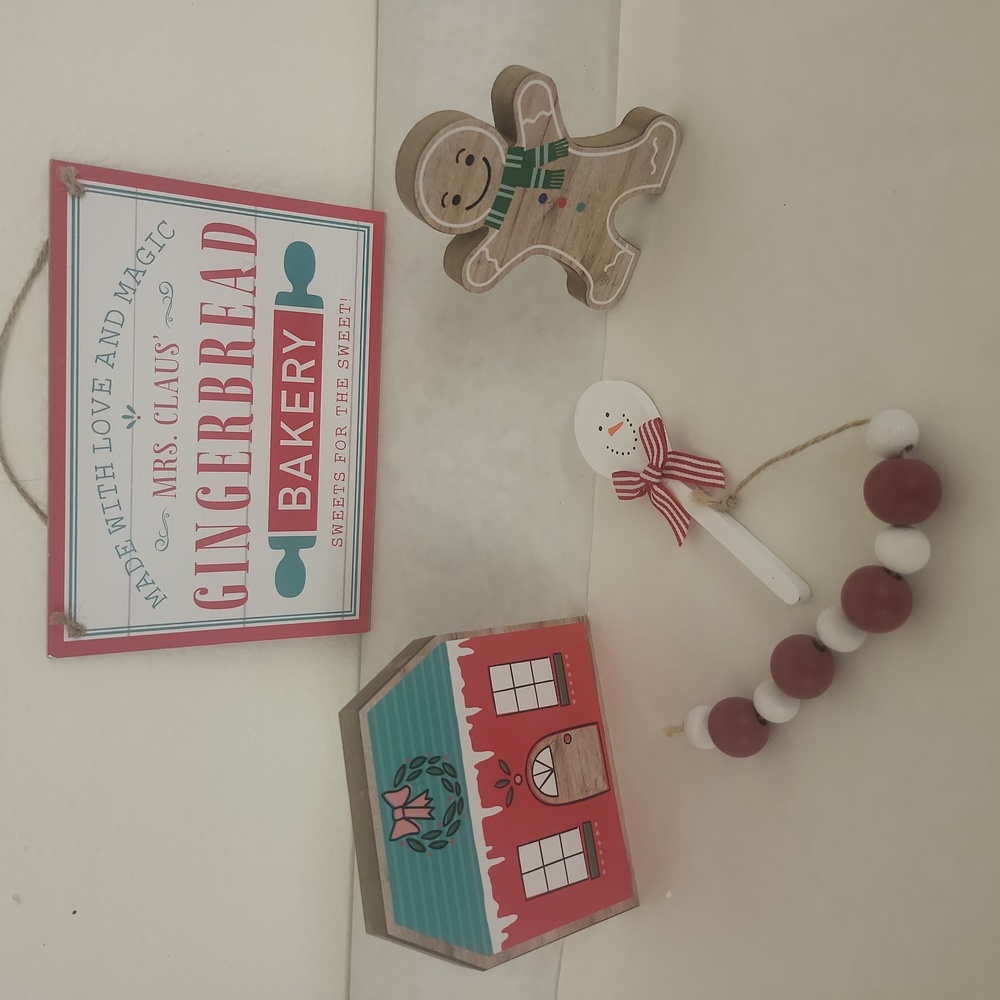Gingerbread décor for tiered trays
